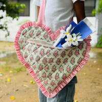 Sac à main romantique en forme de cœur, orné d'un bordure en dentelle blanche, en tissu confortable, sac fourre-tout mignon SweetVibe avec fermeture éclair et motif bonbon