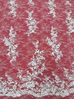 Dentelle légère en maille avec perles florales verticales dispersées, matériau élégant et raffiné pour robe de mariée, robes de soirée formelles ajustées