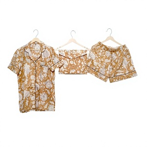 Ensemble de pyjama en coton à imprimé floral pour femmes, col rabattu, manches courtes, fermeture à boutons, vêtements de nuit respirants pour l'été, style classique, taille moyenne - Product Image 1