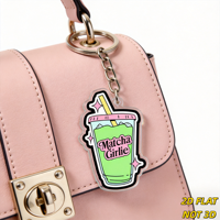 Porte-clés en acrylique mignon Matcha Girlie, design boisson glacée avec couvercle rose et paille, détails scintillants, accessoire esthétique charmant