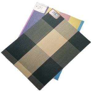 قماش شبكي من البولي فينيل كلوريد تيسلين لتنجيد الأثاث والكراسي، قماش مصبوغ للاستخدام الخارجي من البوليستر المعاد تدويره مقاوم للماء 2*1 حقيبة منسوجة - Product Image 1