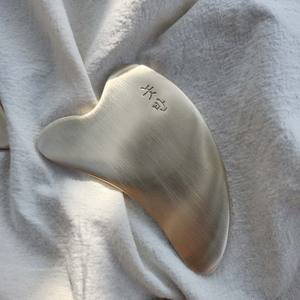 Masseur facial Guasha en bronze personnalisable de Corée Application manuelle Outil facial - Product Image 3