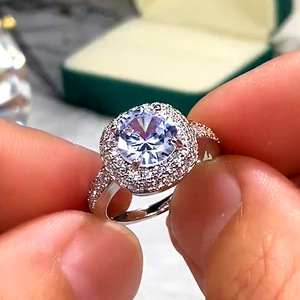 Anello con Cristalli Incastonati per Donne, Elegante Accessorio Moda per Uso Quotidiano e Feste - Product Image 3
