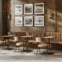 Ensemble de meubles de restaurant de luxe Dessus de table de café en bois et chaises en cuir marron avec cabine de canapé assortie pour café