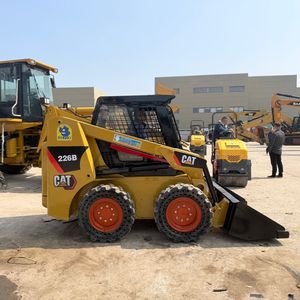 Chargeuses sur pneus Caterpillar 226b d'occasion : Aperçu complet de la chargeuse compacte Cat 226B en stock - Product Image 2