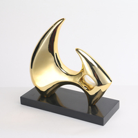 Sculpture abstraite de poisson en résine et marbre plaqué or, ornement d'art moderne avec base noire, fabriquée à la main pour la décoration de la maison/du bureau/de l'hôtel