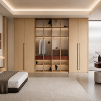 Armoire de luxe en bois grainé profond avec portes en verre teinté et éclairage LED pour villa de luxe, meubles de chambre certifiés FSC