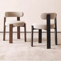 Nordischer Designer Gepolsterter Holzstuhl Skulpturaler Geometrischer Massivholz-Esszimmerstuhl für Hotelprojekte und Restaurants