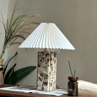 Lampe de table rectangulaire en marbre naturel, abat-jour conique en tissu plissé, lampe de bureau Wabi Sabi pour chambre à coucher, hôtel, villa