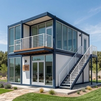 Villa et entrepôt préfabriqués modernes en acier à 2 étages, résistants à l'eau et au feu, avec terrasse et escalier