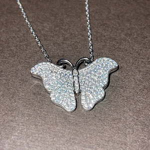 Collana con Ciondolo a Farfalla in Argento 925 Placcato Rodio con Cristalli e Strass, Catena a Maglia Box, Gioiello di Lusso per Uso Quotidiano Femminile - Product Image 1