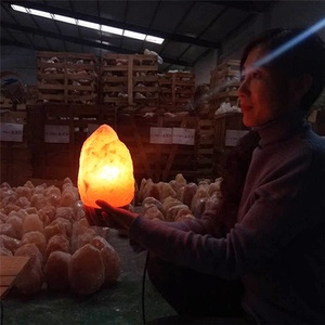 Lampe de sel rose de <span class=keywords><strong>l</strong></span>'Himalaya naturelle en gros avec base en <span class=keywords><strong>bois</strong></span>, lampe de sel rocheux à ions négatifs, approvisionnement en vrac, OEM, marque privée - Product Image 4