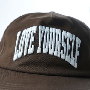 หมวกแก๊ปทรงเรโทร 5 ชิ้น ปักโลโก้สีขาวแบบนูน 3 มิติ "LOVE YOURSELF" สีน้ำตาลกาแฟ หมวกเบสบอลทรงไม่แข็ง ขายส่ง - Product Image 5