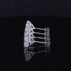 ต่างหูเพชรแท้ Starsgem แพลตตินัม แบบติดหู 3 ขา ตัวล็อคแบบเกลียว เพชรแท้ไร้ข้อพิพาท ทรงมาร์ตินี่ - Product Image 2