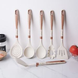 Ensemble d'ustensiles de cuisine de luxe en silicone rose doré avec support en marbre pour la maison - Product Image 3