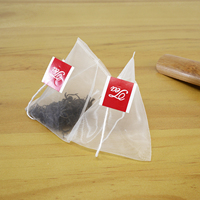 Hilfe beim Befüllen/Versiegeln von individuell geformten, biologisch abbaubaren, wiederverwendbaren Nylon-Teebeuteln in Pyramidenform für den Großhandel