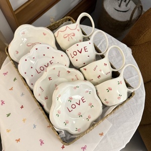 Tasses en céramique irrégulières faites à la main de style coréen et assiette en céramique en forme de fleur – Ensemble de tasses et d'assiettes pour le thé de l'après-midi - Product Image 1