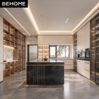 Meubles de cuisine modulaires verts sur mesure avec îlot de cuisine en marbre foncé et vitrine en verre LED pour projet de cuisine de villa ou d'hôtel