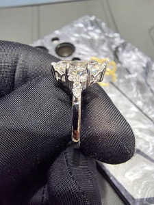 Anillo de Compromiso de Platino con Diamantes de Alta Joyería, con Engaste de Canal, Certificado IGI, Elegante y Sencillo, Brillante, Ideal para Regalo - Product Image 5