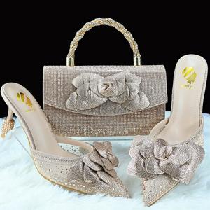 Kombo Tas Sepatu Elegan - Sandal Pengantin Hak <span class=keywords><strong>3</strong></span>,<span class=keywords><strong>3</strong></span> inci dengan Tas Tangan Clutch Berkilauan yang Serasi dengan Sepatu Platform - Product Image 2