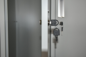 خزانة ملابس معدنية مزدوجة الباب للسكن في دبي أو الإمارات العربية المتحدة - Product Image 4