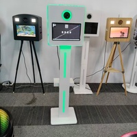 Cabina de Fotos Instantánea Portátil, Compacta y Cuadrada |   Pantalla Táctil de 15.6 Pulgadas con Ranura para Cámara SLR |   Instalación Fácil en Interiores/Exteriores