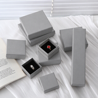 Boîte à bijoux rigide en carton gris prête à être expédiée, de forme octogonale, avec estampage, finition brillante/mate