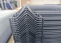 Perzikkleurig Post 3D V-vormig draadgaas hekwerk PVC gecoat anti-klim 3D gebogen beveiligingshek voor villa tuinomheining
