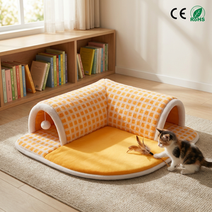 Lit tunnel pliable en peluche douce pour chat, design d'angle avec tapis amovible et lavable, et ensemble de jouets à plumes pour chatons d'intérieur - Product Image 1