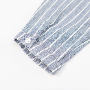 Camisas Infantiles de Color Claro con Rayas Verticales, Cortas por Delante y Largas por Detrás, con Dos Bolsillos, Disponibles en Línea - Product Image 5