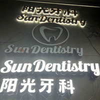 Enseigne lumineuse avec logo néon personnalisé illuminée par LED Lettre décorative promotionnelle pour les écoles et les hôpitaux