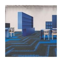 Dalles de moquette grises avec dalles de moquette en peluche bleue, dalles de moquette adhésives, dalles de moquette 25*100cm pour home cinéma