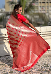 Tournez les têtes en rouge Banarasi Soft Silk Saree avec un art tissé Zari 3D saisissant parfait pour les grandes célébrations - Product Image 6