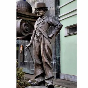 Statua famosa di chaplin del bronzo della scultura dell'attore del metallo a grandezza naturale della via all'aperto