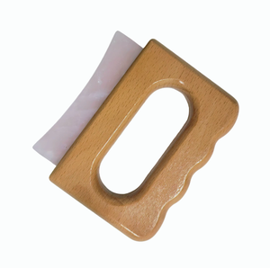 Gua sha en quartz rose naturel avec manche en bois de grande taille - Product Image 1