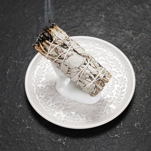 Plateau en céramique en relief d'arbre de Noël avec bâtons brûlants en bois saints péruviens de sauge décor blanc rétro - Product Image 5