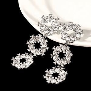 Boucles d'oreilles tendance en alliage de zinc plaqué argent avec cristaux de strass en forme de papillon de haute qualité européenne et américaine - Product Image 5