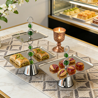 Luxe moderne metalen roestvrijstalen zilverkleurige taart- en dessertstandaard, snack- en fruitplateau, presentatiebord voor Ramadan-huisdecoratie