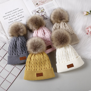 Bonnets d'hiver tricotés personnalisés pour enfants bébés Élégant acrylique <span class=keywords><strong>fausse</strong></span> <span class=keywords><strong>fourrure</strong></span> Pom Pom voyage Caractéristique commune appropriée du tissu - Product Image 3