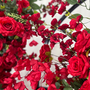 Arco di Fiori Artificiali in Seta Rossa Squisita per Decorazioni di Celebrazioni Festive e Scenografie Nuziali - Product Image 3