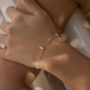 สร้อยข้อมือสแตนเลสสตีลชุบทอง 18K ประดับจี้รูปกางเขนและเพชรซิร์คอนสำหรับผู้หญิง สไตล์อินเทรนด์ เครื่องประดับข้ามพรมแดน - Product Image 4