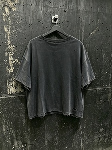 เสื้อยืดโอเวอร์ไซส์ผ้าฝ้าย JME สไตล์สตรีทสำหรับผู้ชาย สีดำล้าง แขนสั้น คอกลม มีรอยขาดแบบดิสเทรส - Product Image 2