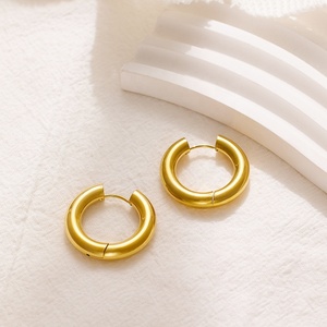 Pendientes de Aro Lisos y Sencillos de Acero Inoxidable Chapados en Oro de 18K, Pendientes de Aro Tipo Huggie para Mujer, Joyería de Moda en Oferta - Product Image 3