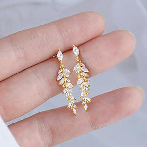 Boucles d'oreilles pendantes en cristal plaqué or pour femme, motif végétal romantique, bijoux de mariage, sertissage griffe en or 18 carats - Product Image 4