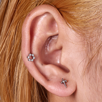 Piercing d'oreille en titane ASTM F136 en forme de fleur, à filetage interne, avec zircon, pour labret, hélix, clou d'oreille, bijoux de mode