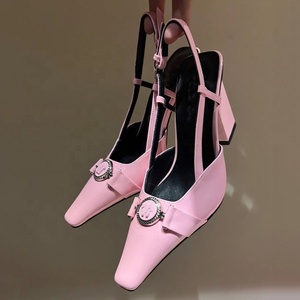 Sandalias de tacón alto y grueso con correa al tobillo para mujer, talla grande 46, de charol, para verano, estilo vestir, con detalles metálicos, para exteriores. - Product Image 1