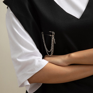 Spilla a catena incrociata con ciondolo, accessorio decorativo per abbigliamento, stile punk, lunghezza normale - Product Image 2