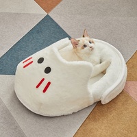Lit pour animaux de compagnie en peluche en forme de pantoufle confortable et doux, tendance et mignon, vente chaude d'hiver moderne, accessoire pour chat pour un sommeil profond