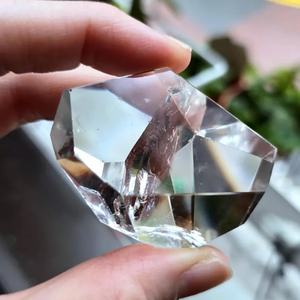 คริสตัลควอตซ์ใสสีรุ้งธรรมชาติขายส่ง งานฝีมือคุณภาพสูง แกะสลักด้วยมือ รูปทรงอิสระ หินบำบัด วินเทจ เฟิงสุ่ย - Product Image 5
