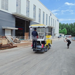 Mini Pavimentadora de Asfalto con Motor de 17.1KW, Ancho Ajustable, Diseño Compacto para Construcción de Carreteras - Product Image 4